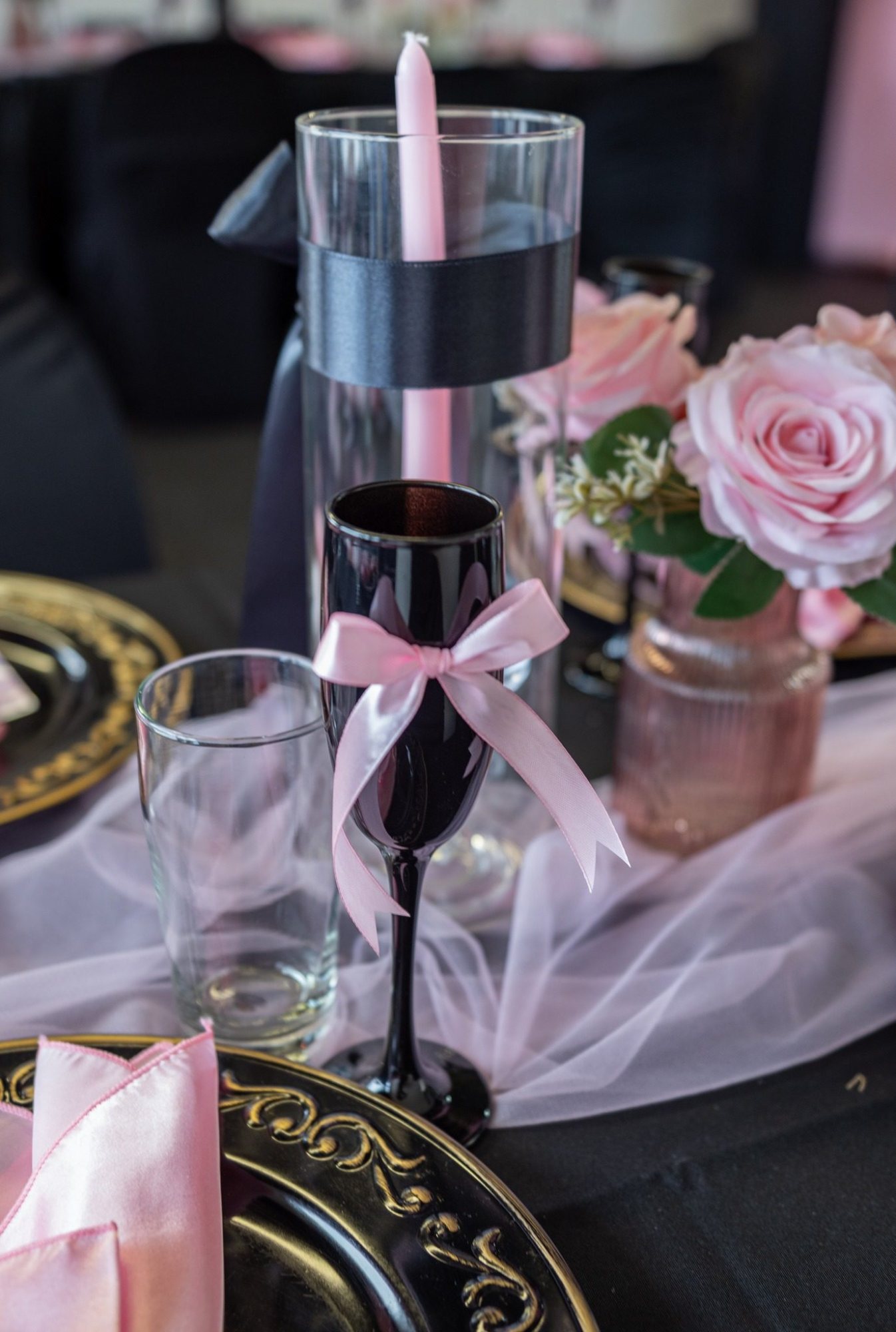 Elegant table setting with pink and black décor