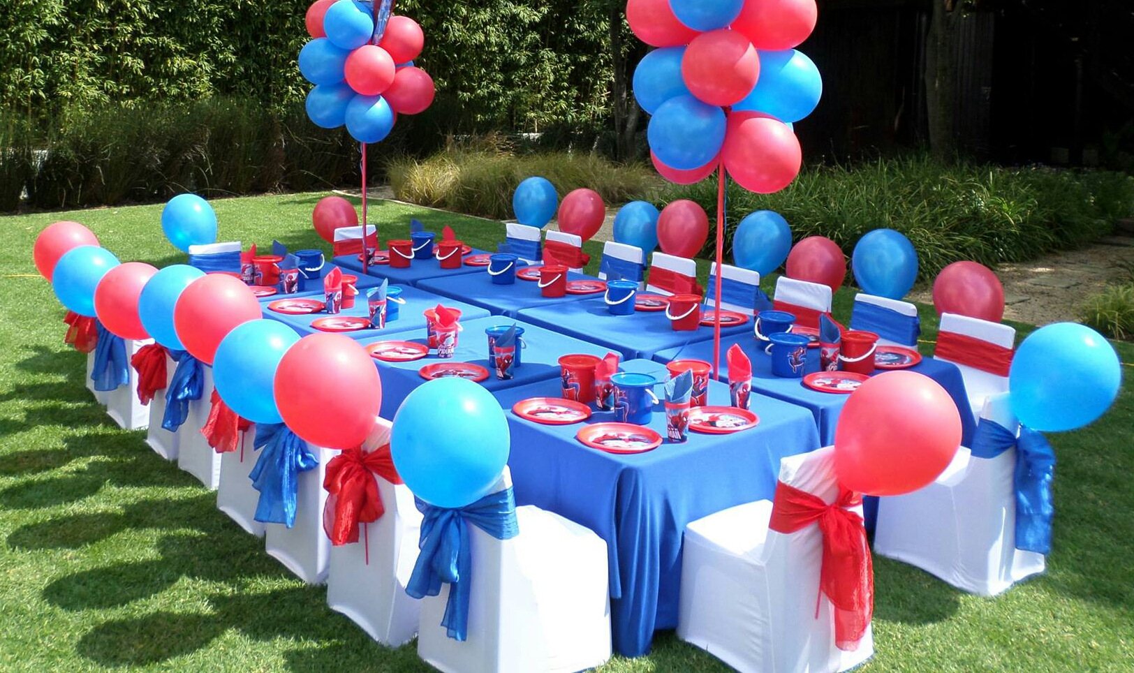 Table decorated with blue and red balloons for a party