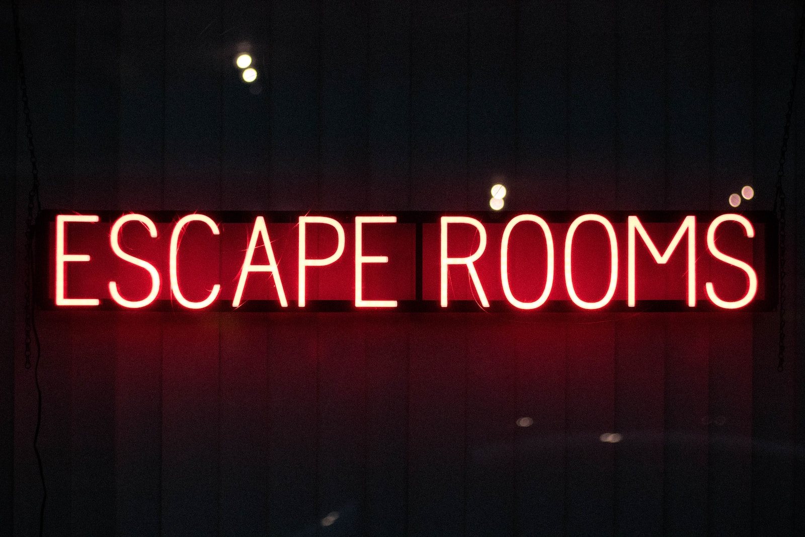 Illuminated 'ESCAPE ROOMS' sign in red