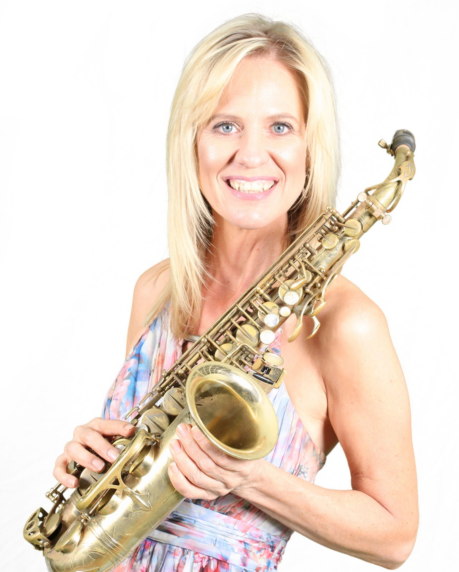 Female saxophonist Rike Coetzer holding her saxophone