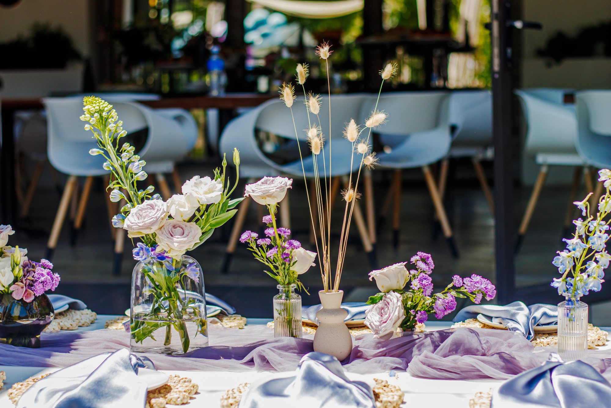 Table decorated with flowers and elegant tableware.