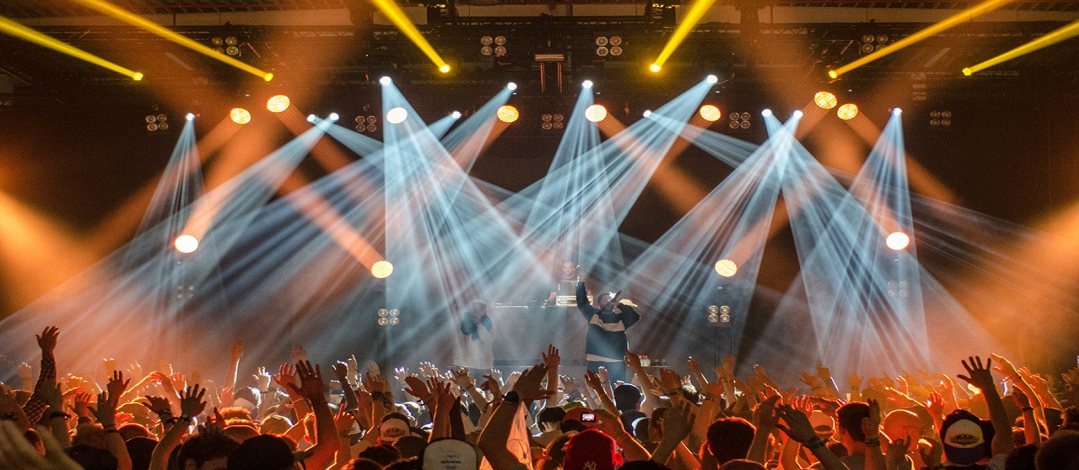 Dynamic stage lighting with audience participation